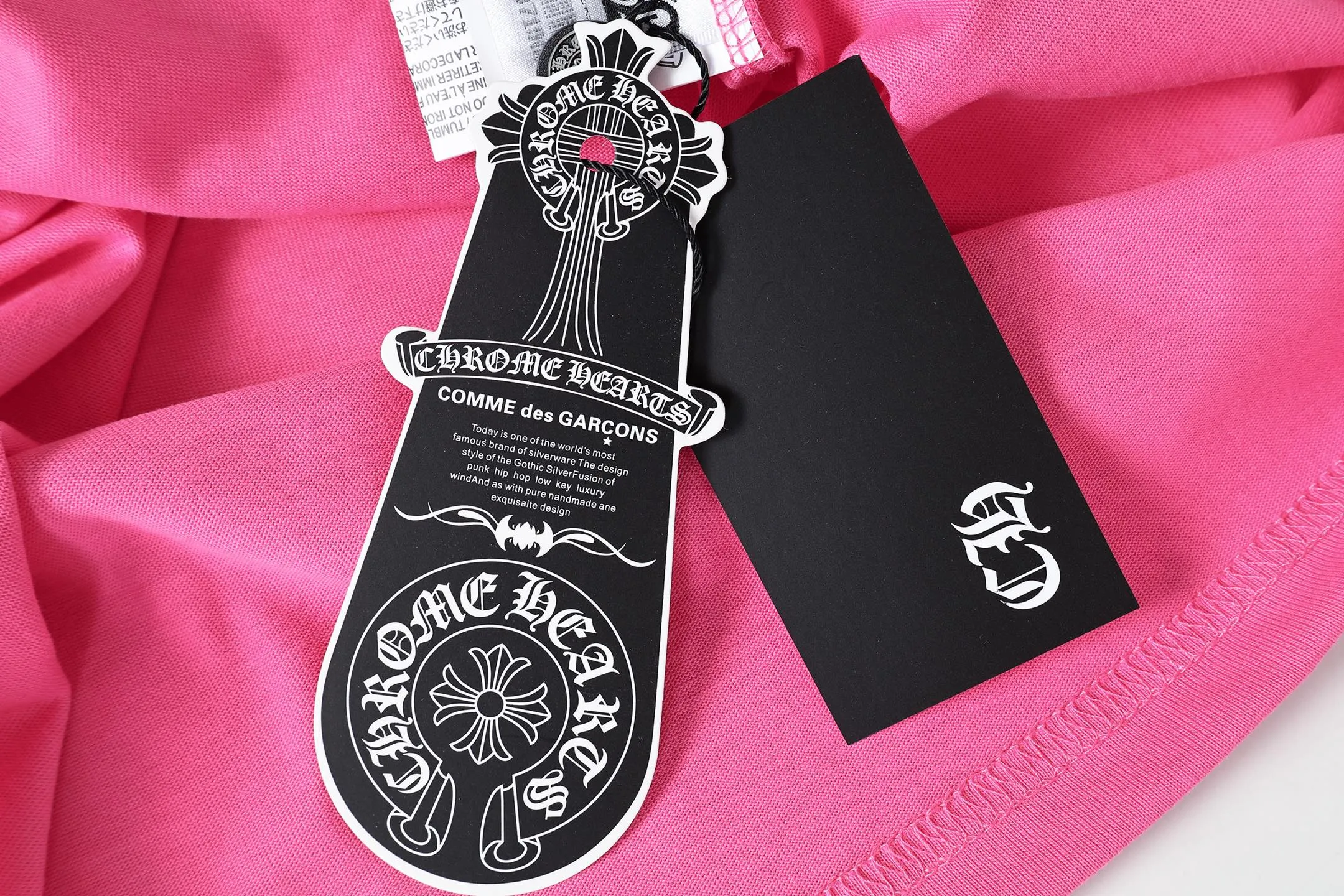 P150 Cross-border running quantity model, please do not place an order if you pursue quality - Chrome Hearts/Chrome Heart Graffiti✍️Letter cross short-sleeved T-shirt - High weight, high density and high quality. The wool is soft, delicate and skin-friendly. Soft and silky to the touch. Excellent warmth and skin-friendly properties - Custom-woven and custom-dyed, no color difference, regardless of fabric or workmanship details. Comparing the ordinary version on the market -Colour: pink -Size: S M L XL